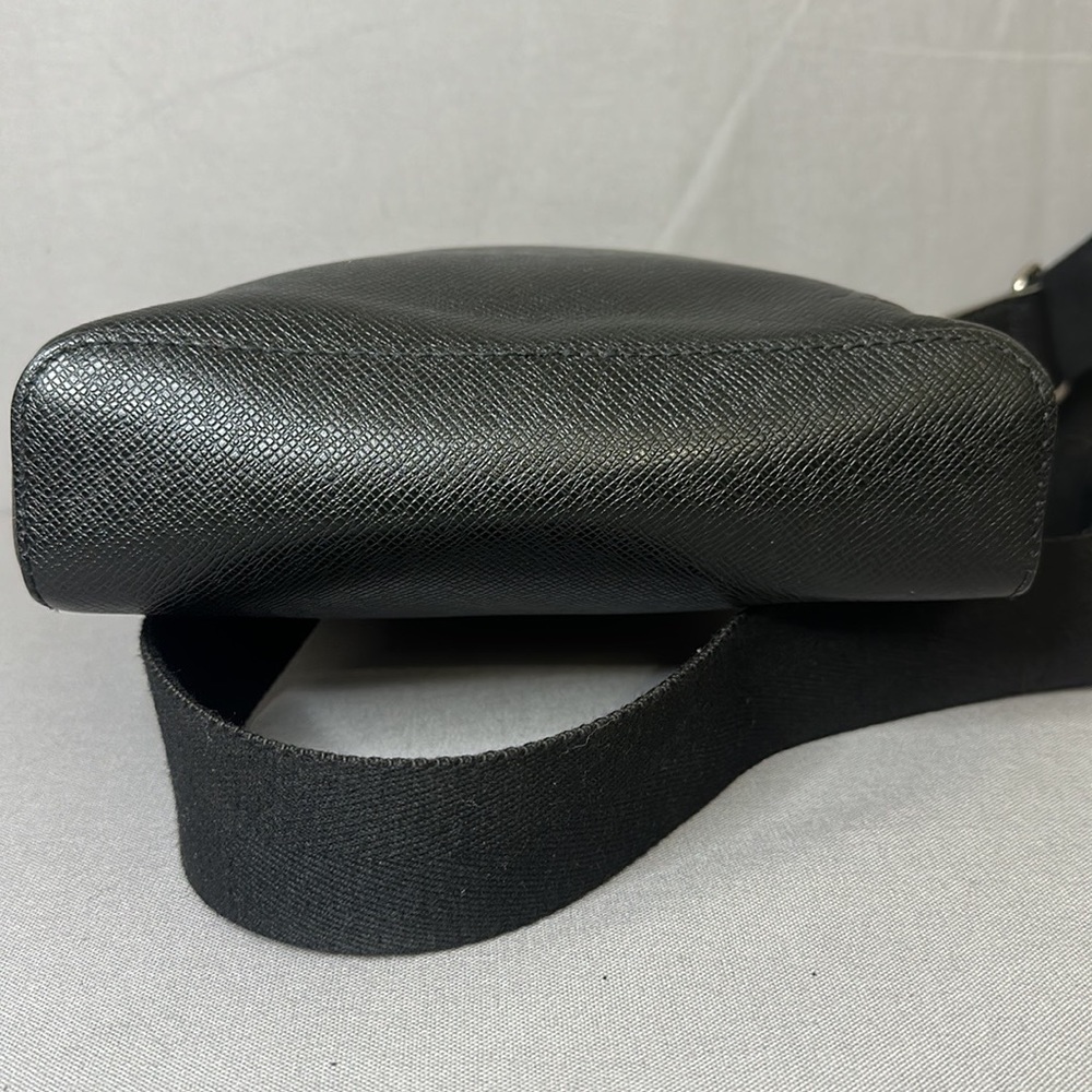 Louis Vuitton Anton Messenger Bag (UNISEX) - Picture 9 of 12